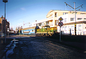 sou�asn� podoba vlaku a stanice K�i��kovy dr�hy p�ed vlakov�m n�dra��m v T�bo�e