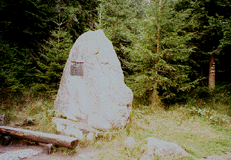 Rosenauerův památník na trase kanálu u Nového Údolí