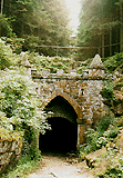 novogotický portál tunelu u osady Jelení
